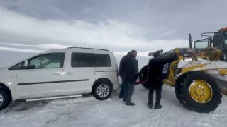 Erzurumda kara saplanan otomobil 3 saat mahsur kaldı