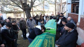 Erzurumda trafik kazasında vefat eden iki kardeş ve bir arkadaşa hüzünlü veda
