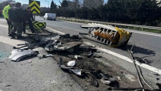 Esenlerde cip refüje çarptı: Araçta sıkışan sürücü yaralandı