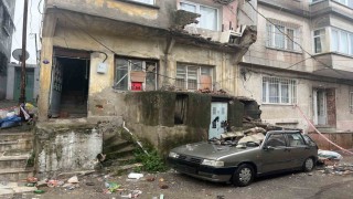 Eski binanın balkonundan düşen beton parçaları bir otomobili kullanılamayacak hale getirdi