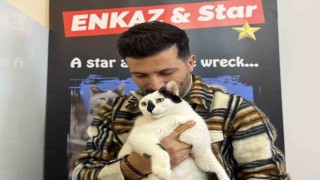 Eski itfaiye eri, enkazdan çıkardığı kediyle deprem travmasını birlikte atlattı