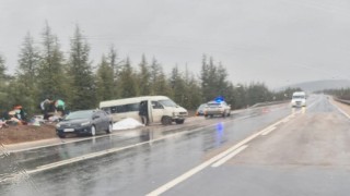 Eskişehir- Afyonkarahisar yolunda kontrolden çıkan minibüs şarampole savruldu