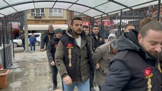 Eskişehirde gazeteciye saldırı olayıyla alakalı yakalanan 7 şüpheli adliyeye sevk edildi