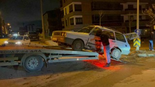 Eskişehirde iki otomobil çarpıştı: 4 yaralı