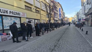 Eskişehirde ilk iftar öncesi metrelerce pide kuyruğu