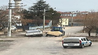 Eskişehirde yol çöktü: 2 araça battı
