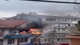Evde çıkan yangında elektrik kabloları patladı