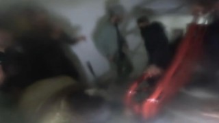 Evde dumandan etkilenen şahsı çıkartma anları kask kamerasına yansıdı