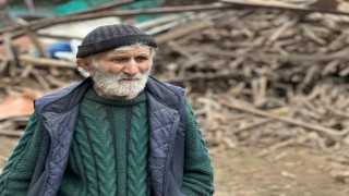 Evinden kamyonlar dolusu çöp çıkarılan 76 yaşındaki adam, çatıdan düşerek hayatını kaybetti