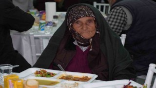 Evlerde yemek pişmiyor, köy halkı ortak sofrada iftar yapıyor
