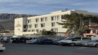 Ezan sesi mahalleliye ulaşmayınca belediye binasına hoparlör konuldu