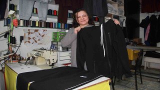 Fabrikaların atık kumaşlarını satın alıp, 20 dakikada kıyafet üretiyor