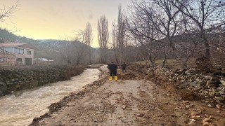 Fekede sel ve heyelan sonrası kapanan yollar ulaşıma açılıyor