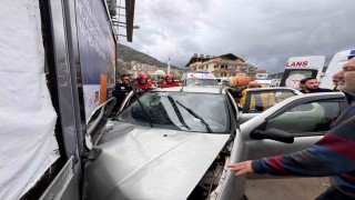 Fethiyede Duvara Çarpan Otomobildeki 1 Kişi Hayatını Kaybetti, 2 Kişi Yaralandı