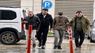 Fırça sapıyla dehşet : Arkadaşlarını ağır yaraladılar, 2 kişi tutuklandı