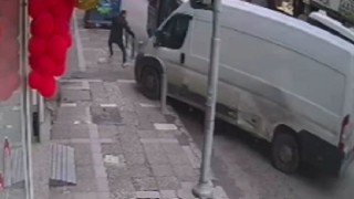 Freni patlayan minibüs, kaldırımdaki yayayı böyle çarptı