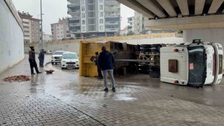 Gaziantepte damperi köprüye çarpan kamyon yan yattı