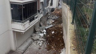 Gaziantepte facianın eşiğinden dönüldü: Sitenin istinat duvarı araçların üzerine çöktü
