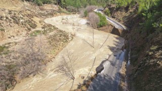 Gazipaşada heyelan yolu yuttu