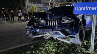 Gazipaşada kamyonet refüje çıktı: 2 yaralı