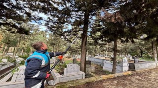 Gebzede bayram öncesi mezarlıklarda bakım çalışmaları hızlandı