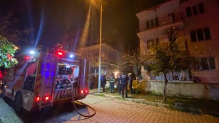 Gece yarısı evden alevler yükseldi, mahalleli sokağa döküldü