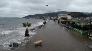 Gemlikte deniz taştı, sahil yolu sular altında kaldı...O anlar havadan görüntülendi