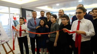 Genç yetenek Alya, ilk kişisel resim sergisini sanatseverlerle buluşturdu