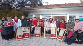 Gençlerden Türk Bayrağına Türk Düğümü ile ilmek