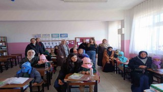 Gençlerin el emeğiyle hazırladığı hediyeler, minik yürekleri ısıttı