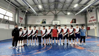 Gençlik ve Spor İl Müdürü Kabakcı güreşçilerle mindere çıktı