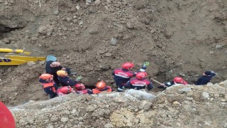 Göçükte toprak altında kalan iş makinesi operatörü kurtarıldı