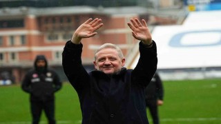 Göksel Gümüşdağ, galibiyet sonrası tribünleri selamladı