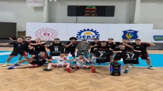 Gölcük Belediyespor genç erkek voleybol takımı üst üste 3. kez şampiyon