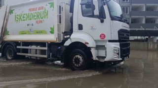 Göle dönen yol yüzünden derse gidemeyen üniversite öğrencisi Derse gelemeyeceğim diyerek hocasına seslendi