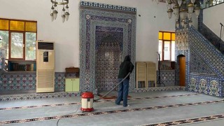 Gönüllü öğrencilerden camiyi temizledi