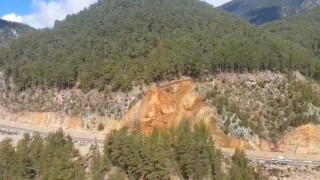 Gündoğmuşta toprak kayması: Ulaşıma kapanan yol, tek şeritten trafiğe açıldı