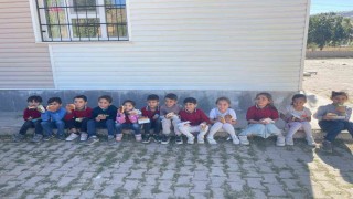 Güroymakta öğrencilere simit ve poğaça dağıtıldı