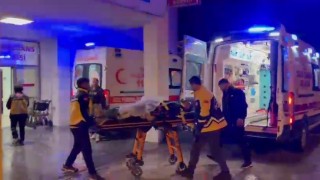 Hafif ticari araç bariyerlere çarptı: 2 yaralı