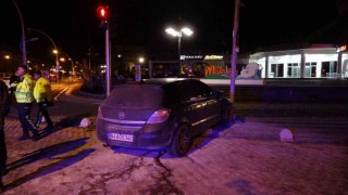 Hafif ticari araçla çarpışan otomobil kaldırıma çıkarak durabildi: 1 yaralı