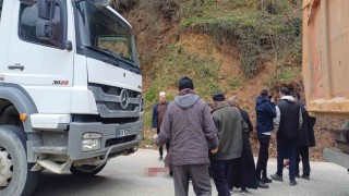 Hafriyat kamyonu cenaze törenine katılan kadına çarptı