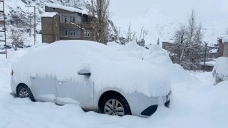 Hakkaride 210 yerleşim yerinin yolu kapandı