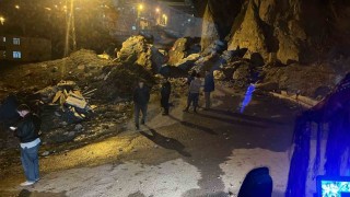 Hakkaride dev kayalar mahalle yoluna düştü