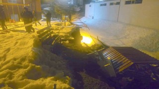 Hakkaride istinat duvarı çöktü