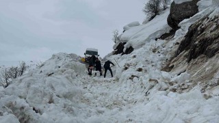 Hakkâride çığ düştü: Öğrenci servisi yolda kaldı