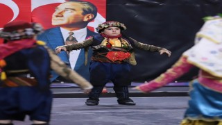 Halk oyunlarında sahne okulların