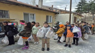 Harçlıklarını biriktirip yaşlıların gönüllerini ısıttılar