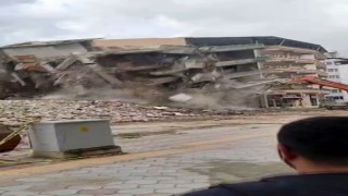Hatayda hasarlı 5 katlı bina iş makinesinin darbesiyle yerle bir oldu