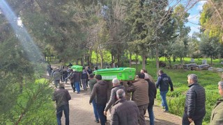 Hatayda su dolu temelin içindeki toplarını almak isterken düşüp ölen 2 kardeş yan yana defnedildi