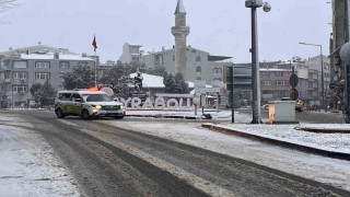 Hayraboluda kar yağışı etkisini artırdı: Taşımalı eğitime 1 gün ara verildi